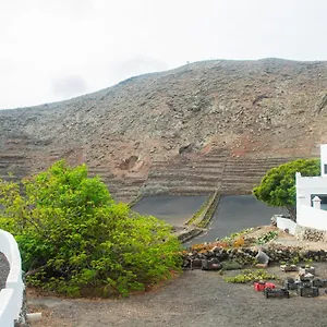 https://rural-yeyo-house-in-the-volcano-crater.in-canary-islands.com
